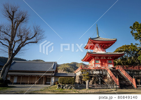 大覚寺門跡の春、晴天に凛と聳える朱塗りの心経宝塔 大覚寺門跡の春、晴天に凛と聳える朱塗りの心経宝塔 80849140
