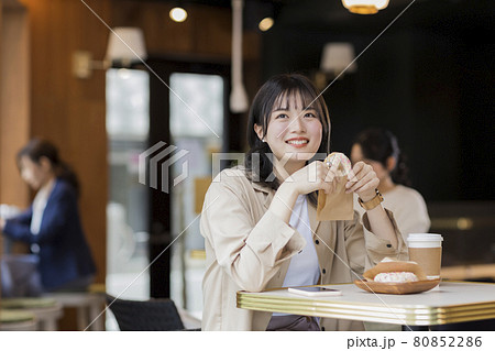 カフェでドーナツを食べる女性 カフェでドーナツを食べる女性 80852286