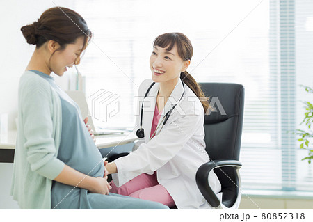妊婦を診察する医師 80852318