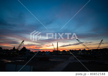 大型団地基礎工事現場の夕景 80852588