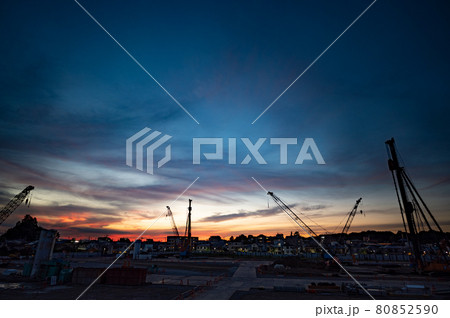 大型団地基礎工事現場の夕景 80852590