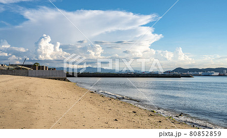 【夏】入道雲が浮かぶ青い海と空の風景 香川県 【夏】入道雲が浮かぶ青い海と空の風景 香川県 80852859