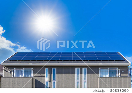 屋根に設置された太陽光発電用ソーラーパネル 屋根に設置された太陽光発電用ソーラーパネル 80853090