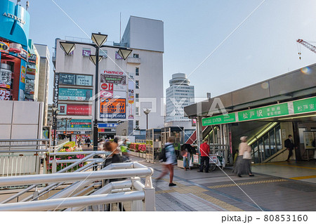 都市風景　松戸駅東口前の歩行者デッキと繁華街　千葉県松戸市 80853160