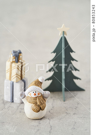 ミニチュアのクリスマスツリーと雪だるまの写真素材