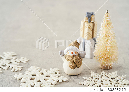 ミニチュアのクリスマスツリーと雪だるま 80853246