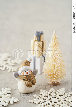 ミニチュアのクリスマスツリーと雪だるま 80853248