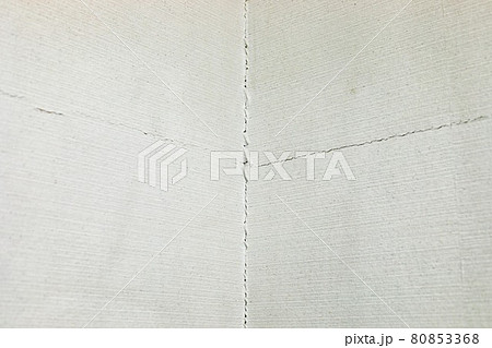 石膏ボードの壁 入り隅の壁紙破れ 石膏ボードの壁 入り隅の壁紙破れ 80853368