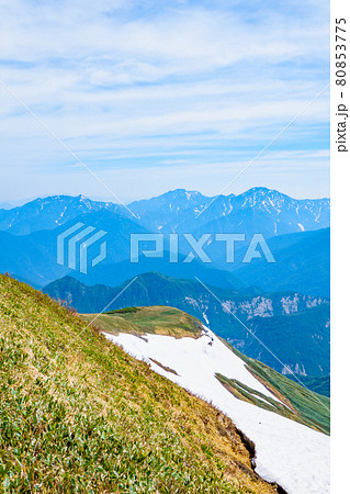 初夏の巻機山登山:牛ヶ岳山頂から望む越後三山 初夏の巻機山登山:牛ヶ岳山頂から望む越後三山 80853775