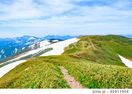初夏の巻機山登山：牛ヶ岳山頂からの眺め 80853908
