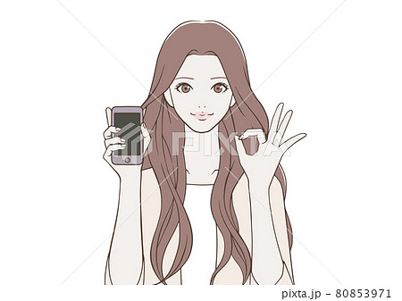 スマートフォンを持ち、OKマークをつくる女性 80853971
