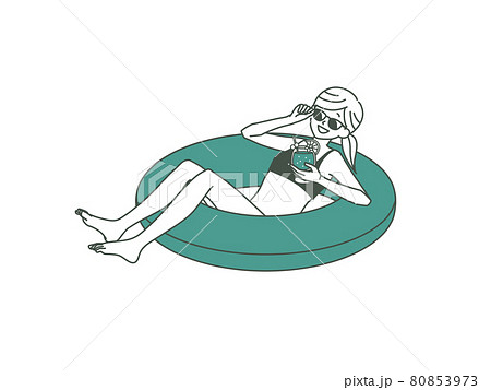 浮輪に乗っている女性-2色 80853973