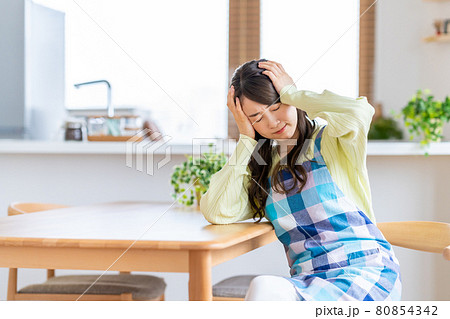 ダイニングで悩む若い主婦 ダイニングで悩む若い主婦 80854342