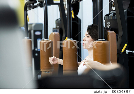 女性　トレーニング　スポーツジム　マシン 80854397