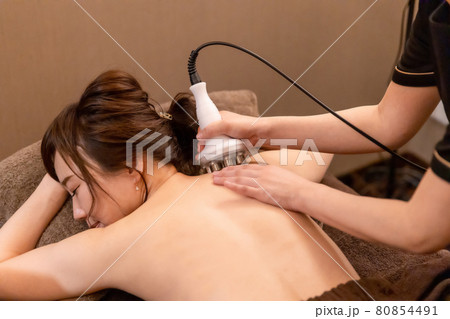 エステサロンで施術を受ける女性（ラジオ波・肩） 80854491