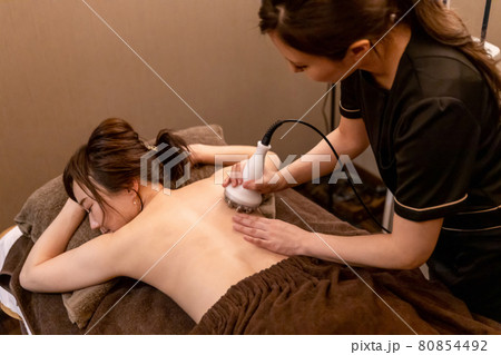 エステサロンで施術を受ける女性（ラジオ波・背中） 80854492