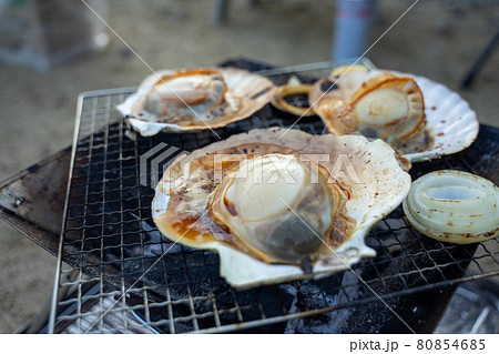 BBQで焼くホタテ BBQで焼くホタテ 80854685