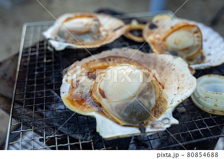 BBQで焼くホタテ BBQで焼くホタテ 80854688