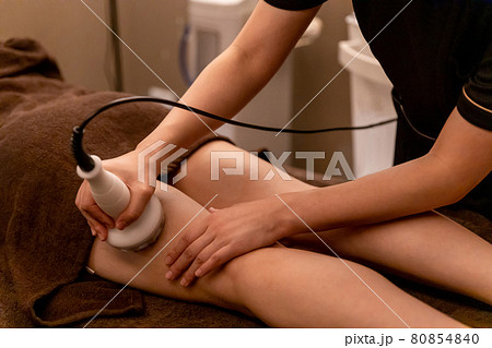 エステサロンで施術を受ける女性(ラジオ波・太股) エステサロンで施術を受ける女性(ラジオ波・太股) 80854840