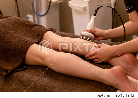 エステサロンで施術を受ける女性（ラジオ波・脹ら脛） 80854843