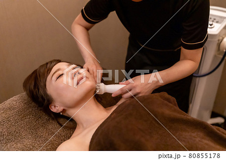 エステサロンで施術を受ける女性（顔・フェイスライン） 80855178
