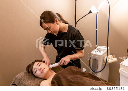 エステサロンで施術を受ける女性（顔・フェイスライン） 80855181