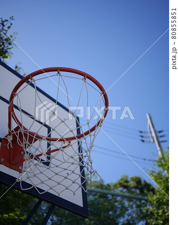 バスケットゴール バスケ シュート 校庭 夏真っ盛りの写真素材