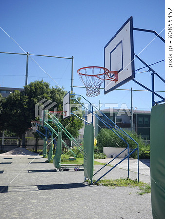 バスケットゴール バスケ シュート 校庭 夏真っ盛りの写真素材