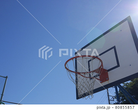 バスケットゴール バスケ シュート 校庭 夏真っ盛りの写真素材