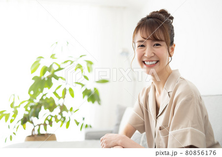 パジャマでくつろぐ女性 80856176