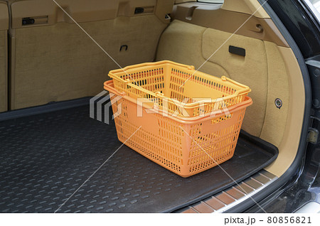 車に積んだレジカゴ 80856821