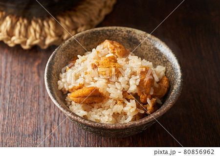 茶碗に盛り付けたうにご飯 80856962