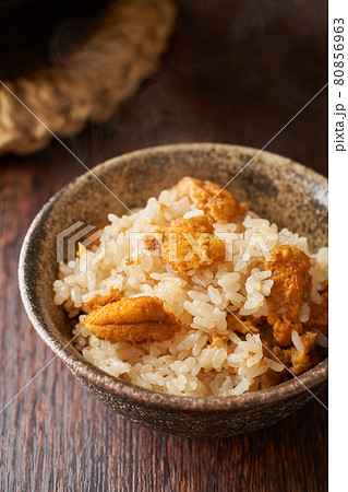 茶碗に盛り付けたうにご飯 茶碗に盛り付けたうにご飯 80856963