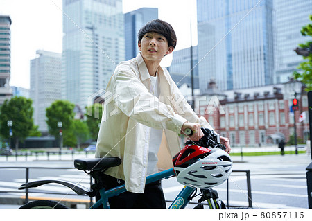 都会で自転車に乗る男性 都会で自転車に乗る男性 80857116