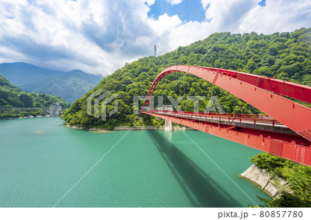 黒部渓谷 うなづき湖と湖面橋 黒部渓谷 うなづき湖と湖面橋 80857780