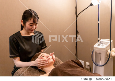 エステサロンで施術を受ける女性（小顔矯正） 80857821
