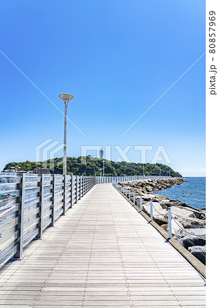 【神奈川県】片瀬西浜の遊歩道から見える江の島シーキャンドル 80857969