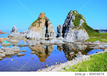 佐渡島の七浦海岸夫婦岩 佐渡島の七浦海岸夫婦岩 80858076