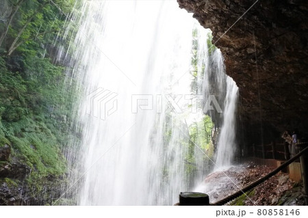 長野県雷滝の裏側 80858146