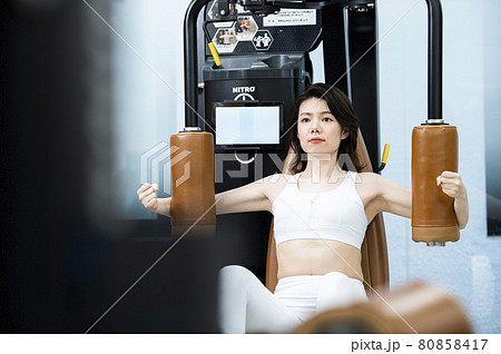 女性　トレーニング　スポーツジム　マシン 80858417