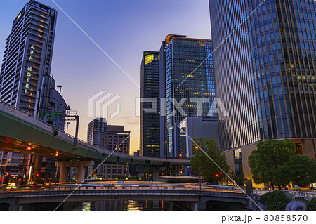 大阪中心街 中之島 錦橋から 都市夜景・薄暮空 大阪中心街 中之島 錦橋から 都市夜景・薄暮空 80858570