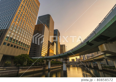 大阪　中之島の夕景　ガーデンブリッジから 80858572