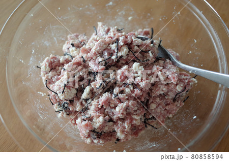 豆腐とひじきのハンバーグを作る 豆腐とひじきのハンバーグを作る 80858594
