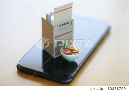 フードデリバリー 出前 配達アプリのイメージ ラーメンとおかもち、スマートフォン フードデリバリー 出前 配達アプリのイメージ ラーメンとおかもち、スマートフォン 80858769