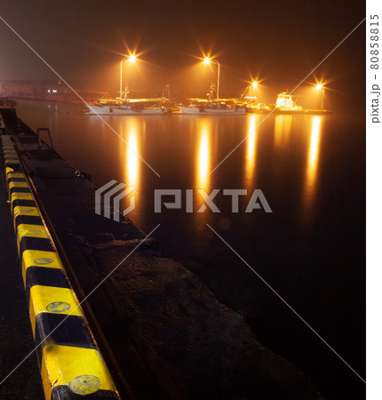 夜の漁港　瀬戸内海　霧の夜 80858815