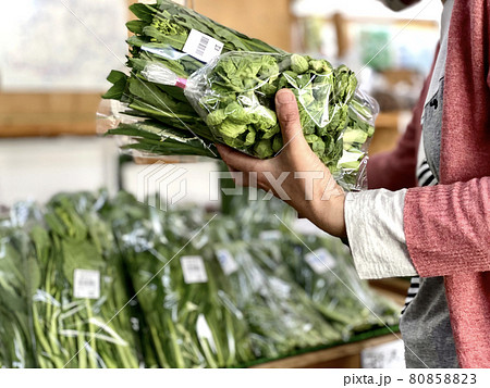 売り場で野菜を手に持つ女性 80858823