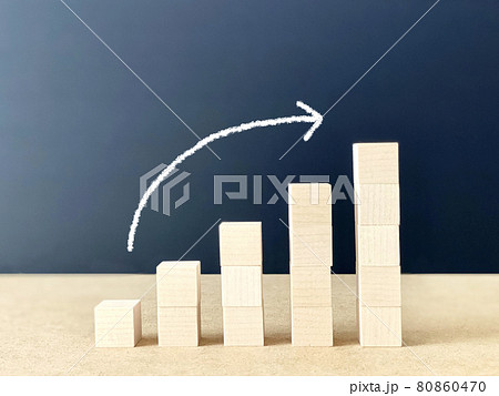 立方体を積み上げた右肩上がりのグラフ_カーブの矢印入り 立方体を積み上げた右肩上がりのグラフ_カーブの矢印入り 80860470
