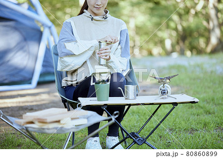 キャンプ場でコーヒーを淹れる準備をする女性 キャンプ場でコーヒーを淹れる準備をする女性 80860899
