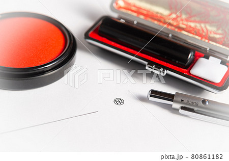 実印と印鑑ケースと朱肉 80861182