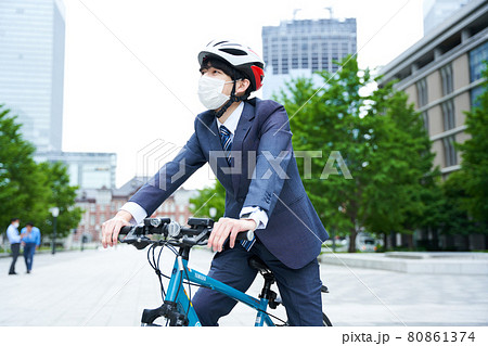 都会で自転車に乗る男性 80861374